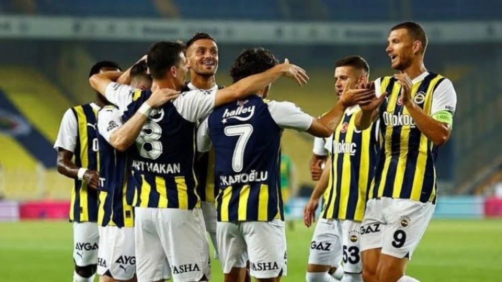 Fenerbahçe'nin Yıldız Futbolcusu Ülkesinde Manşetlere Taşındı