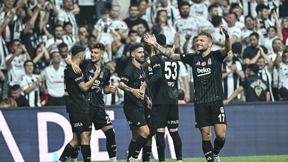 Beşiktaş Gövde Gösterisi Yaparak Turladı